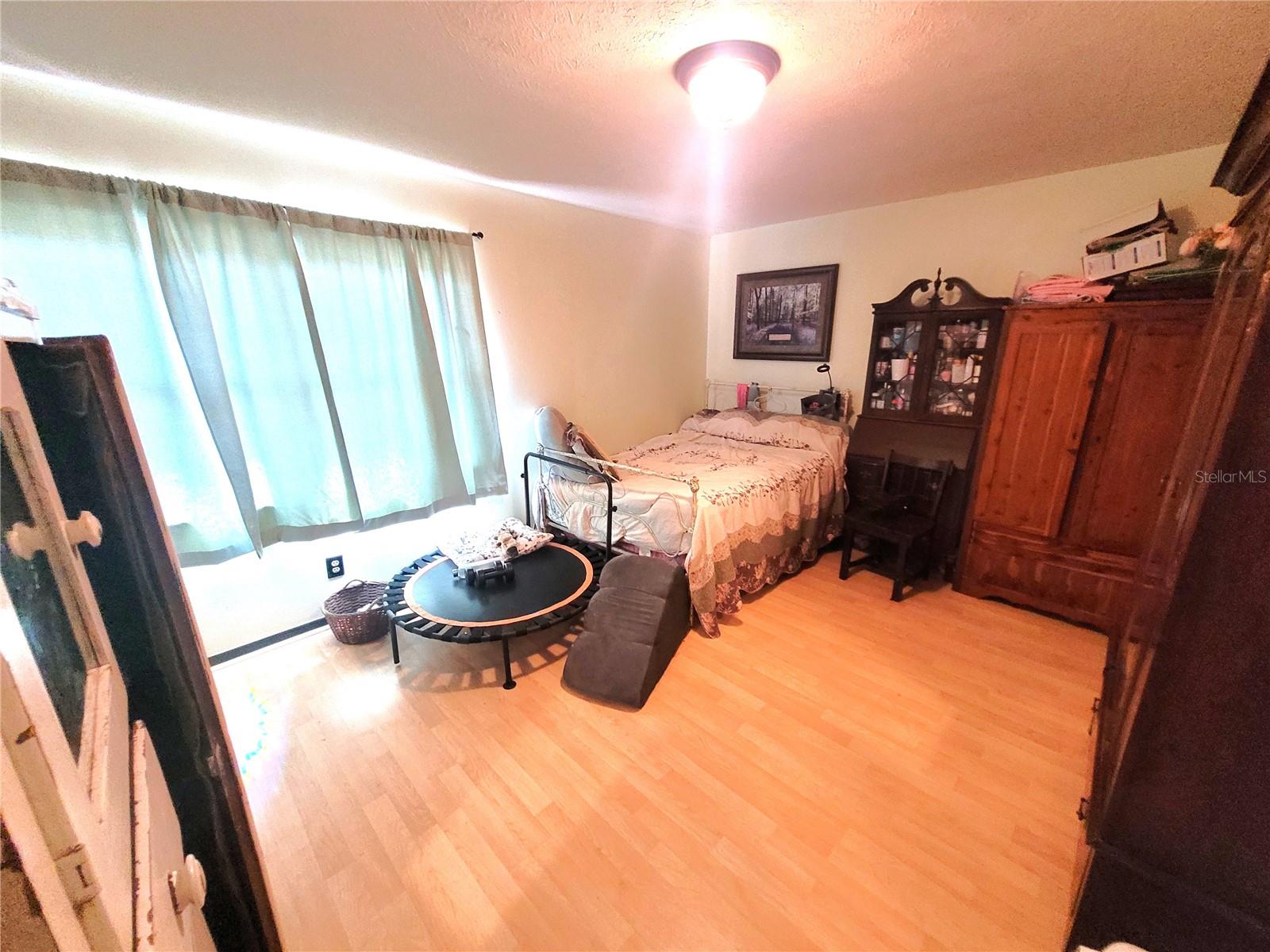 Listing photo id 11 for 5203 Presidential Street