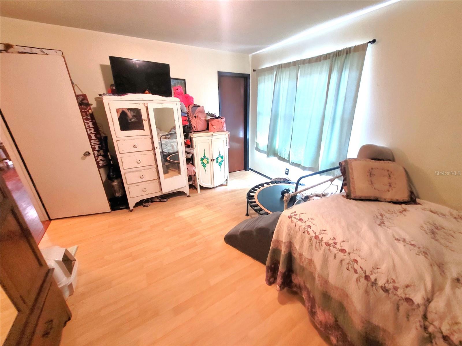 Listing photo id 12 for 5203 Presidential Street