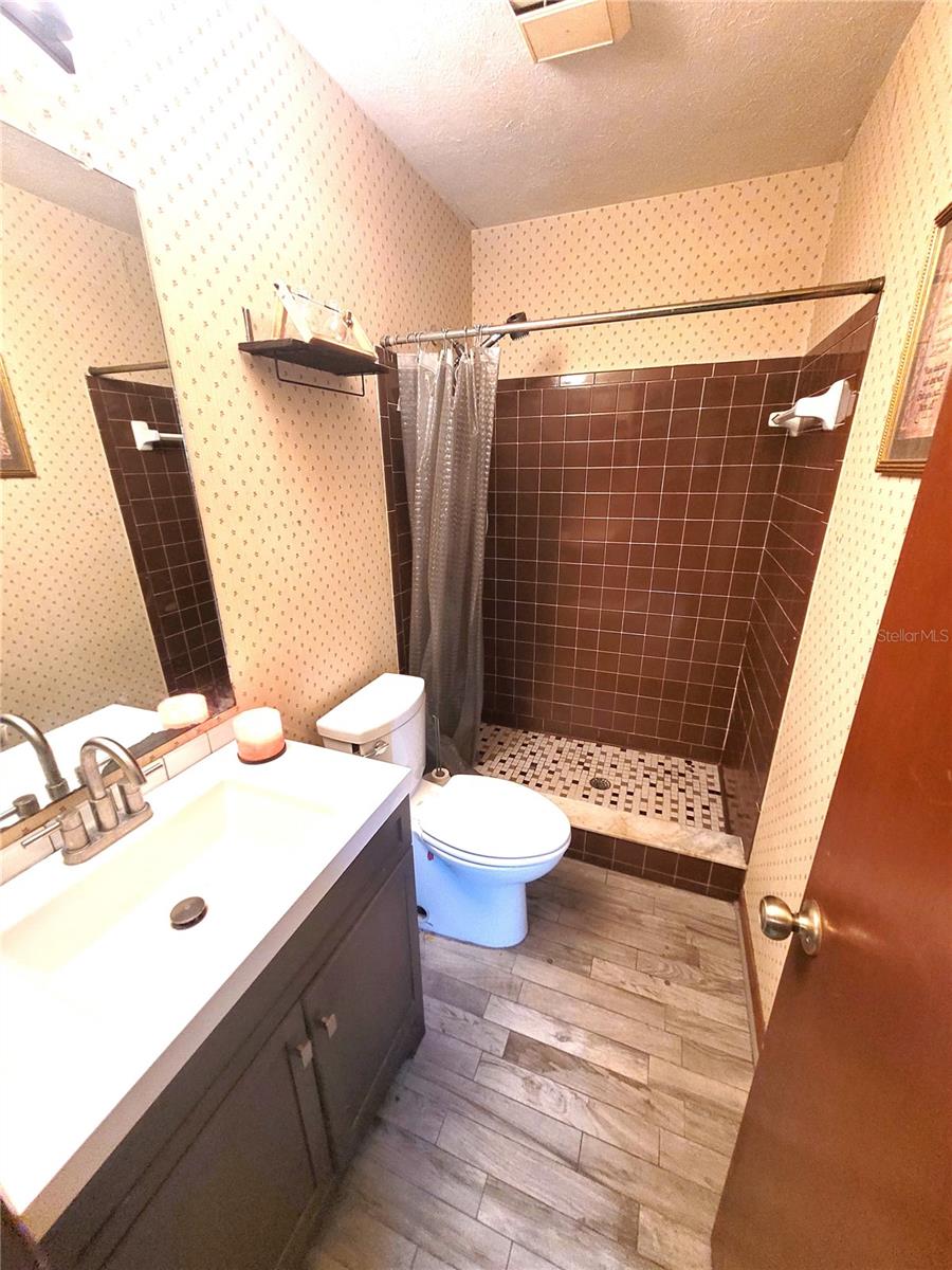 Listing photo id 13 for 5203 Presidential Street