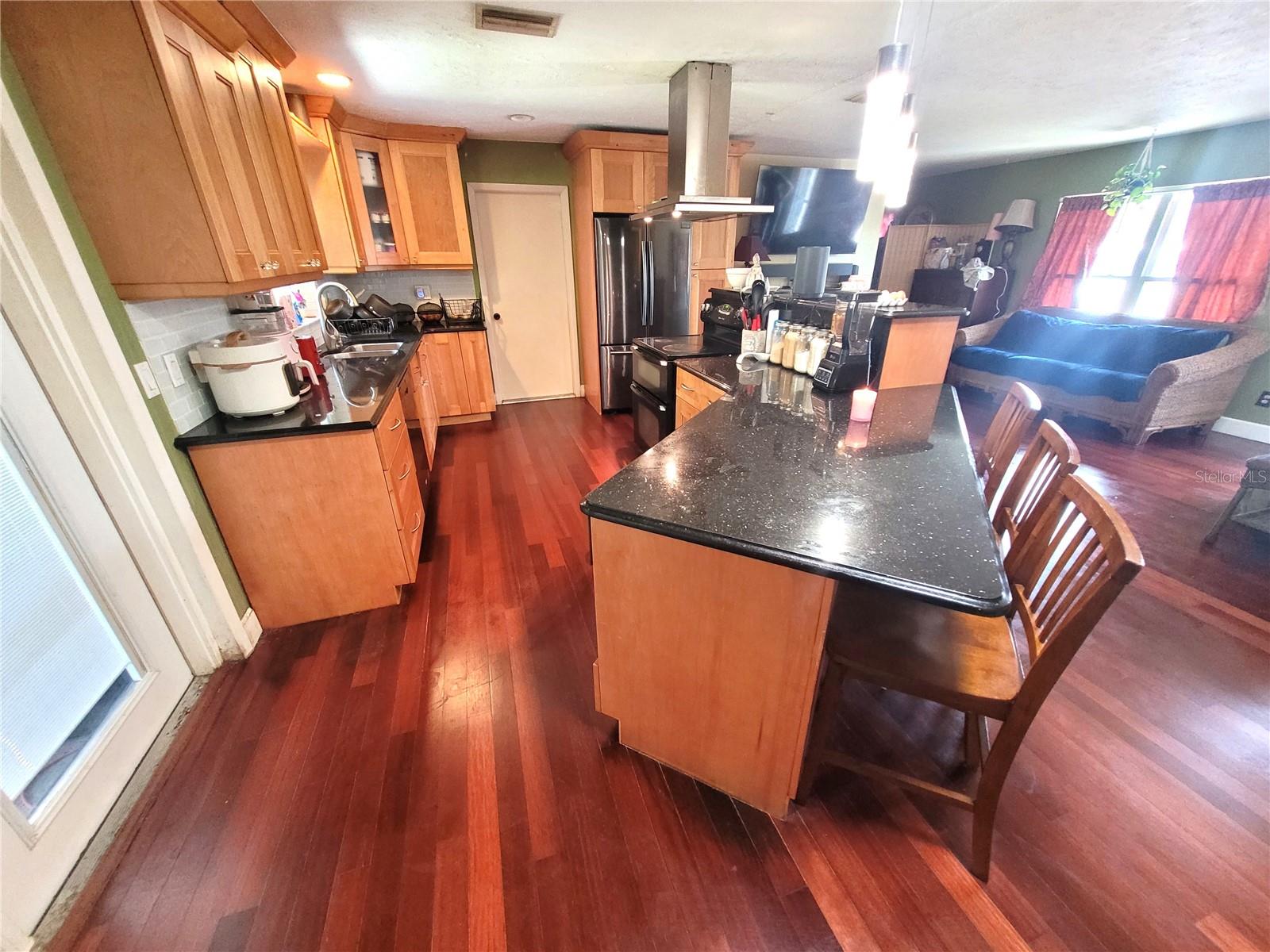 Listing photo id 4 for 5203 Presidential Street