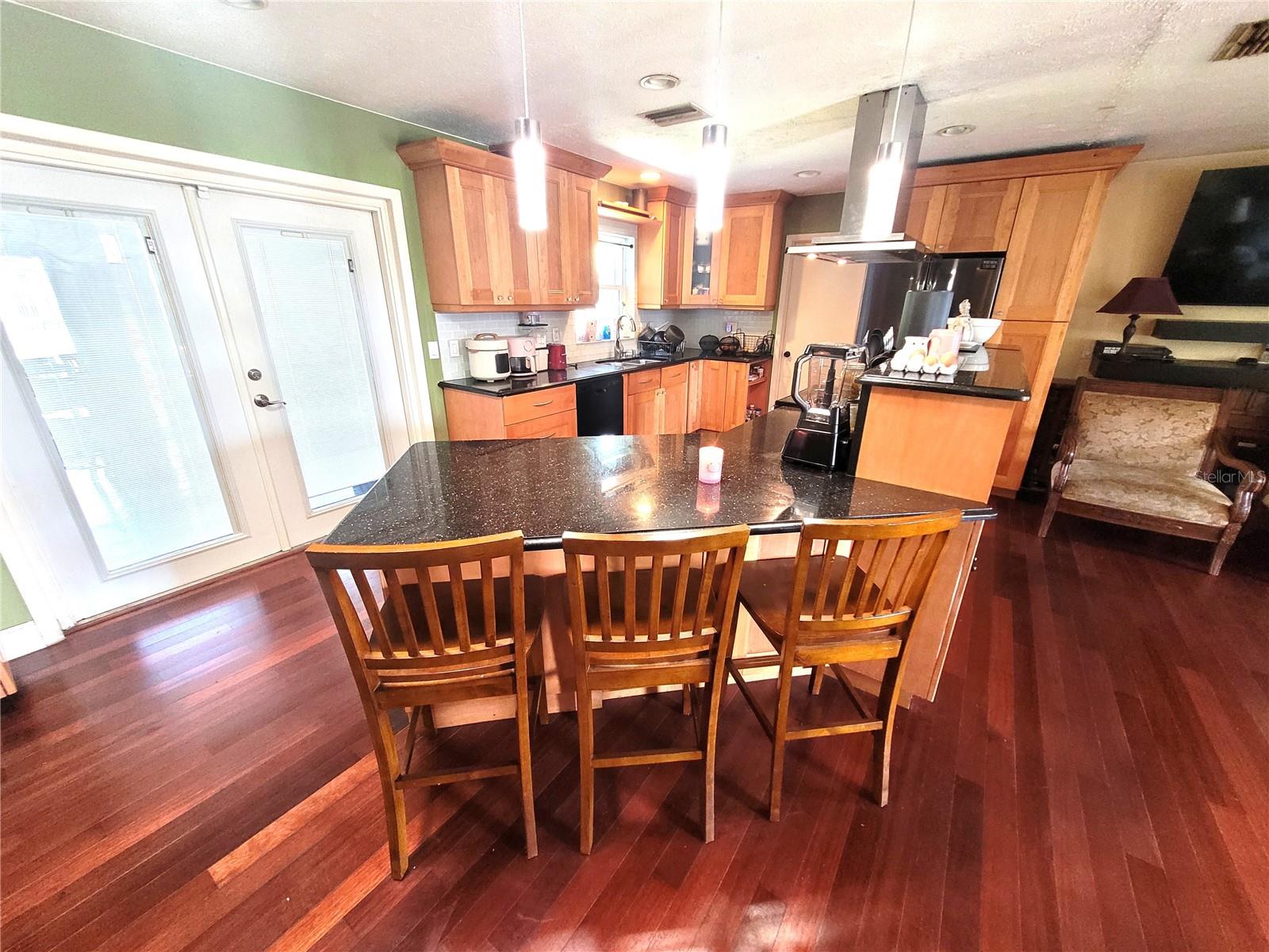 Listing photo id 6 for 5203 Presidential Street