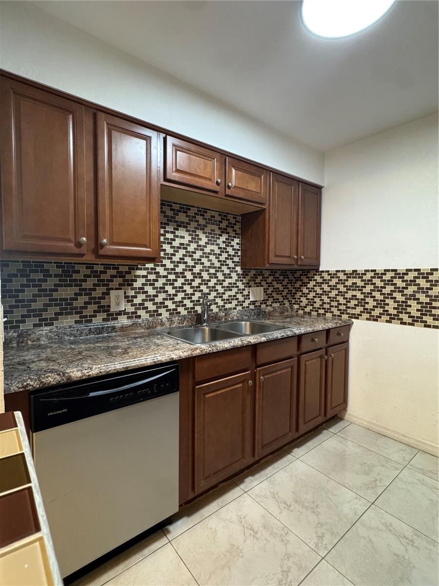 Listing photo id 8 for 350 79th Avenue N 330