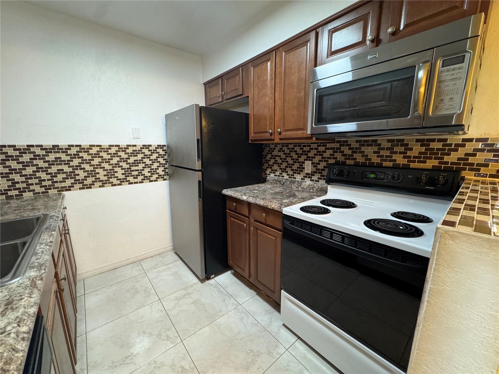 Listing photo id 9 for 350 79th Avenue N 330