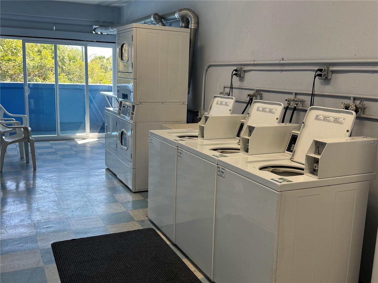 Listing photo id 17 for 350 79th Avenue N 330