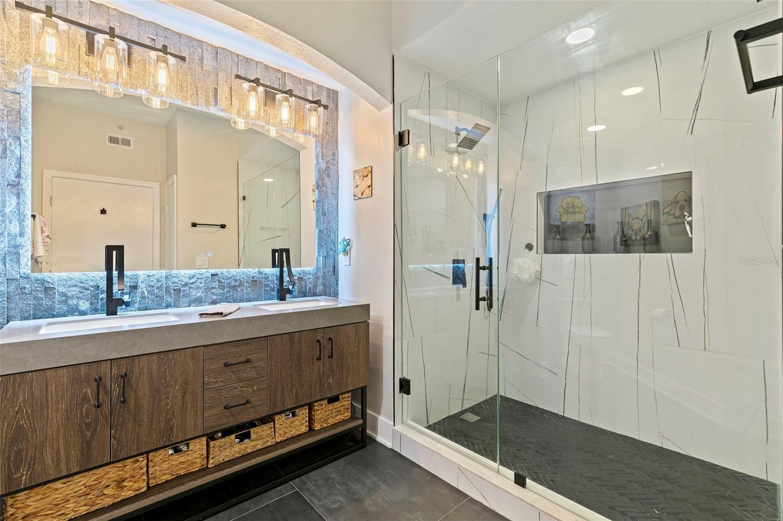 Image 21 of 38 For 200 4th Avenue S 321