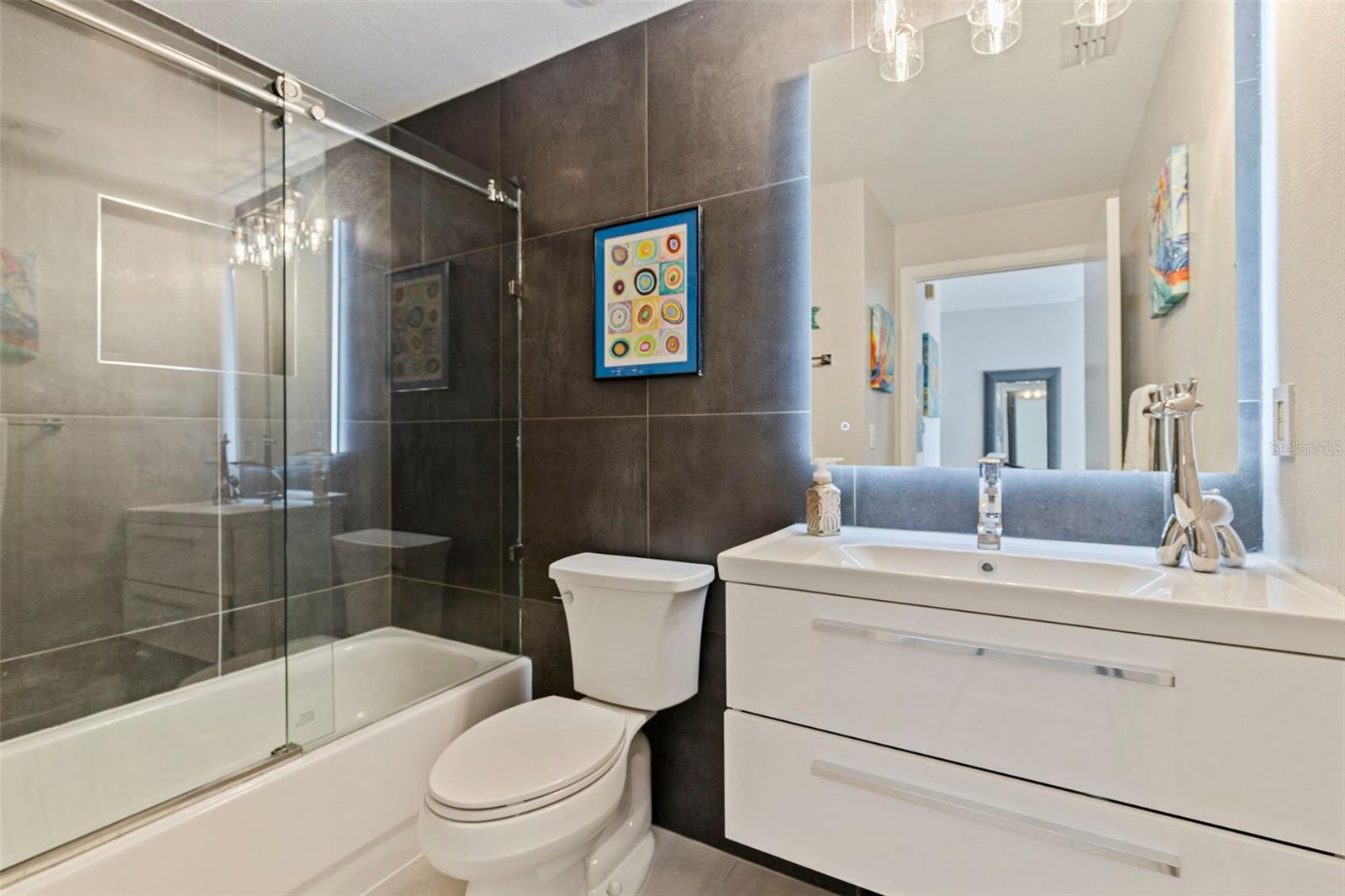 Image 24 of 38 For 200 4th Avenue S 321