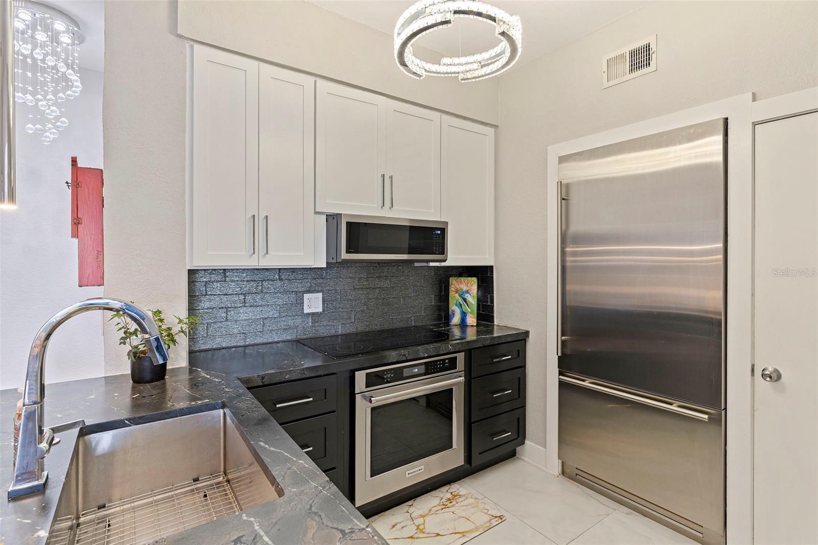 Image 7 of 38 For 200 4th Avenue S 321