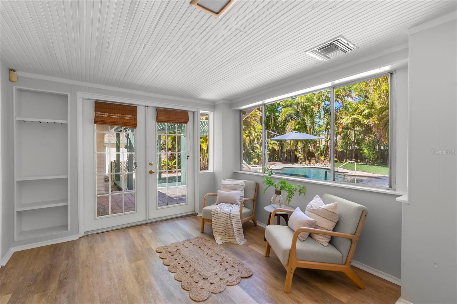 Listing photo id 11 for 230 27th Street N