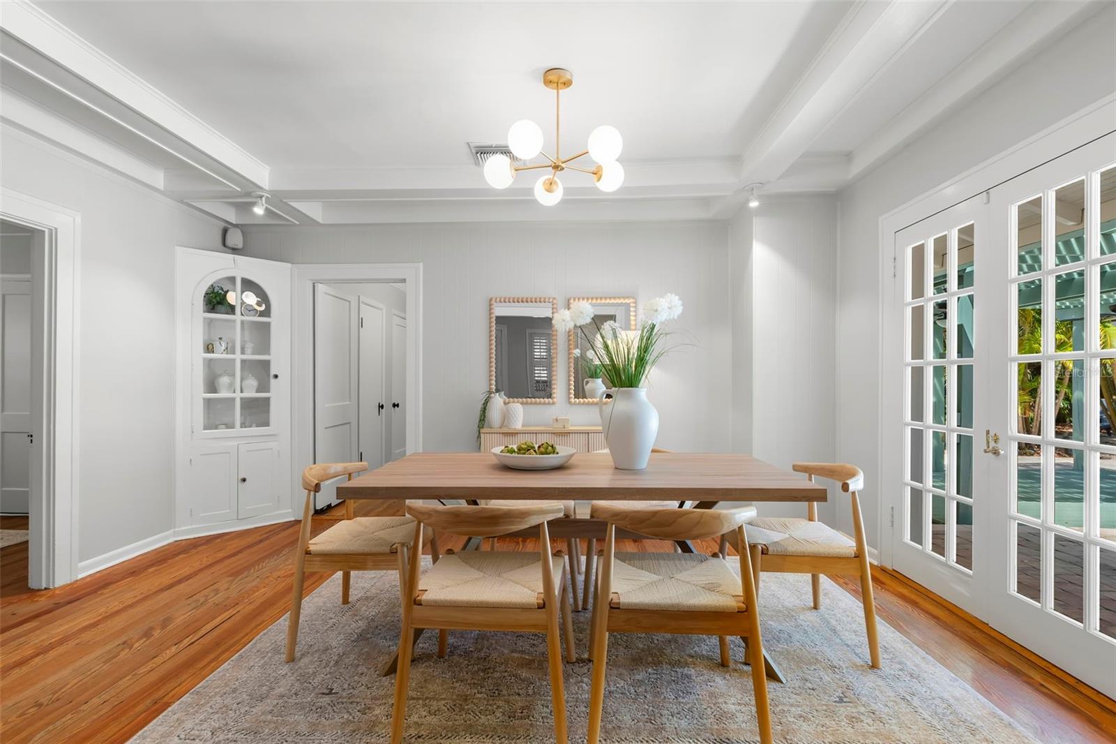 Listing photo id 13 for 230 27th Street N