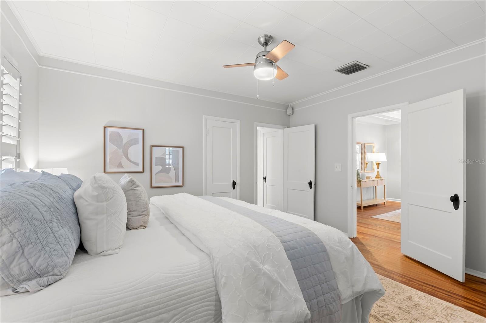 Listing photo id 16 for 230 27th Street N