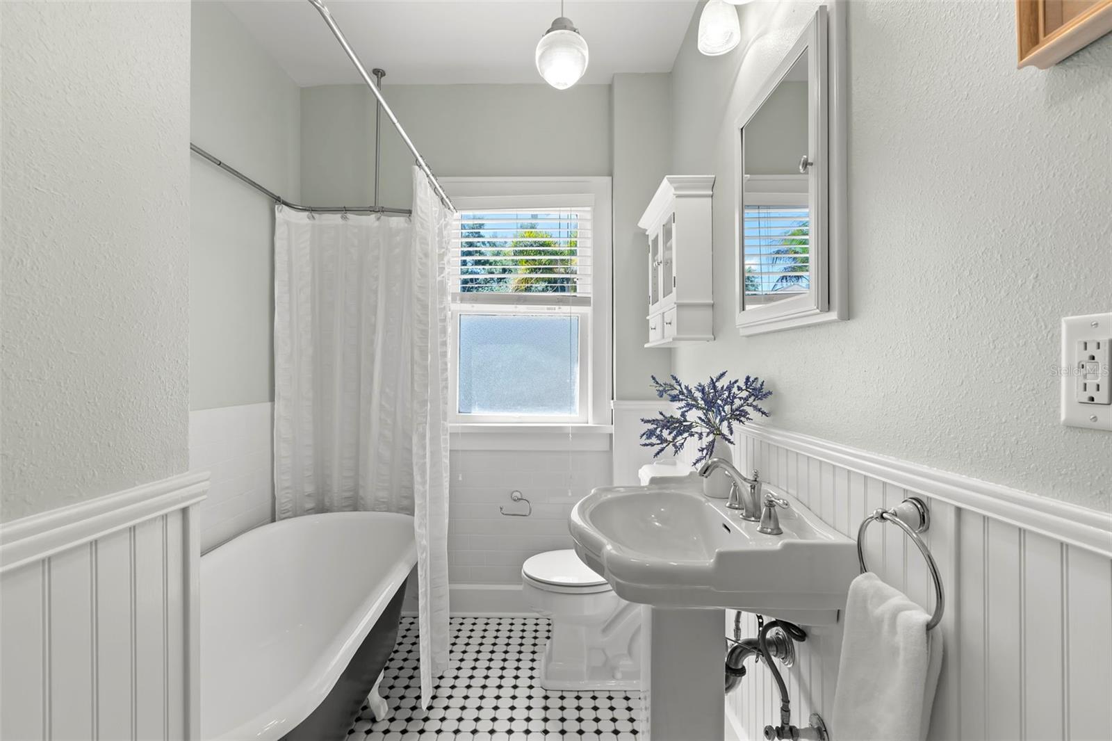 Listing photo id 19 for 230 27th Street N