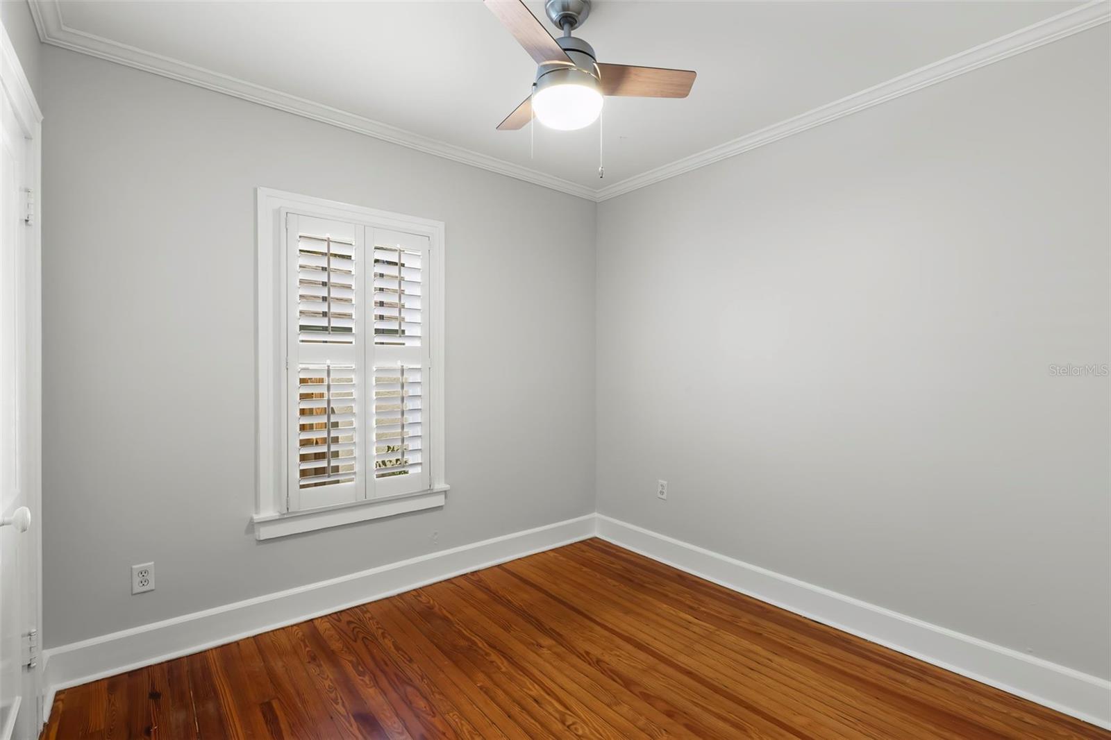 Listing photo id 21 for 230 27th Street N