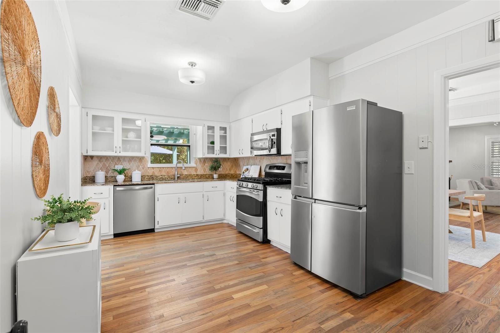 Listing photo id 22 for 230 27th Street N