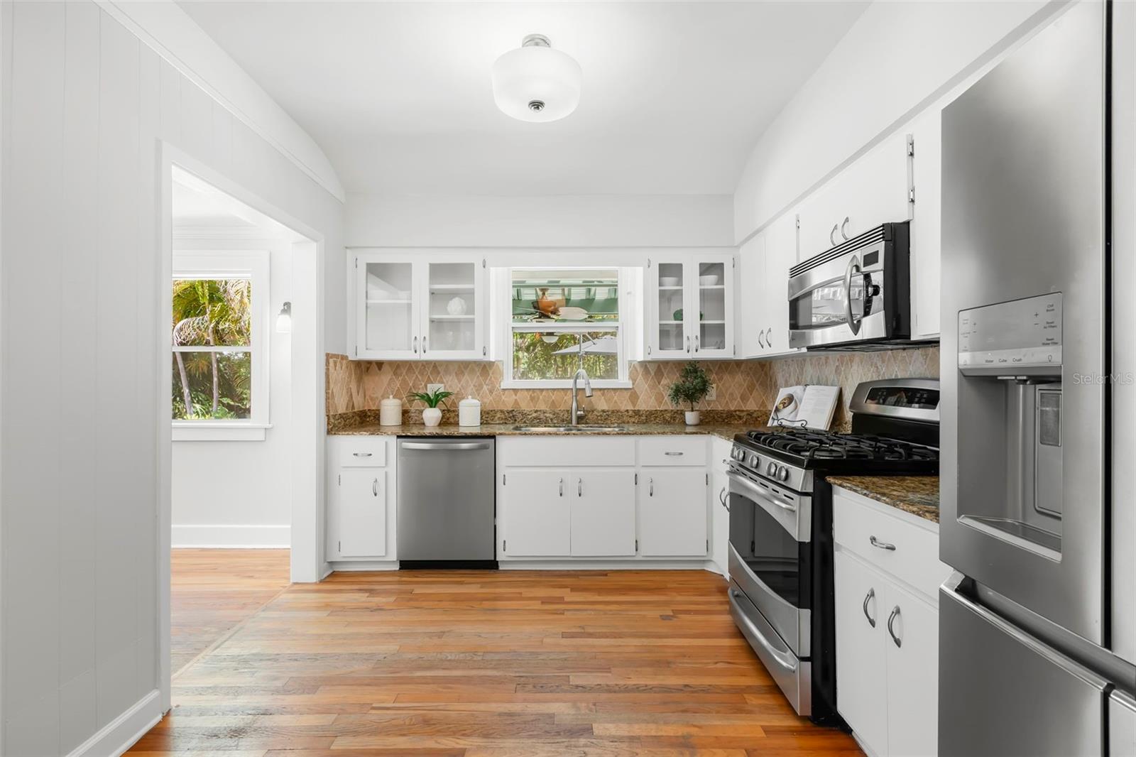 Listing photo id 23 for 230 27th Street N