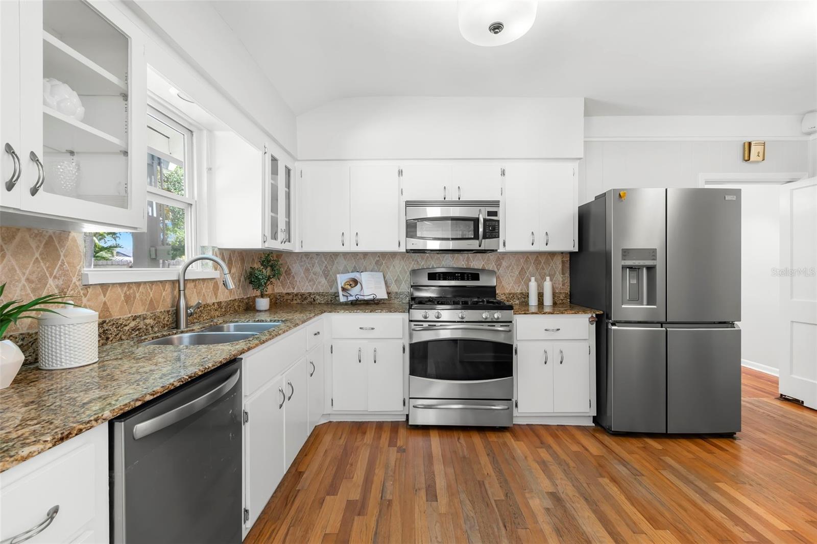 Listing photo id 24 for 230 27th Street N