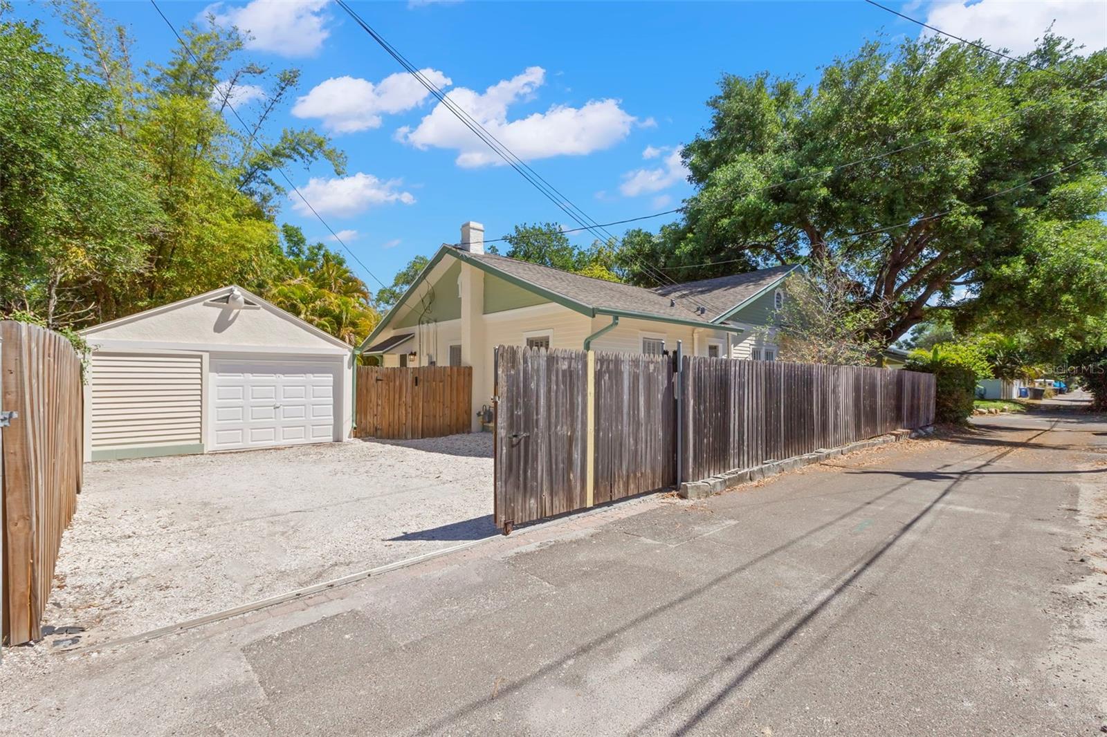 Listing photo id 26 for 230 27th Street N