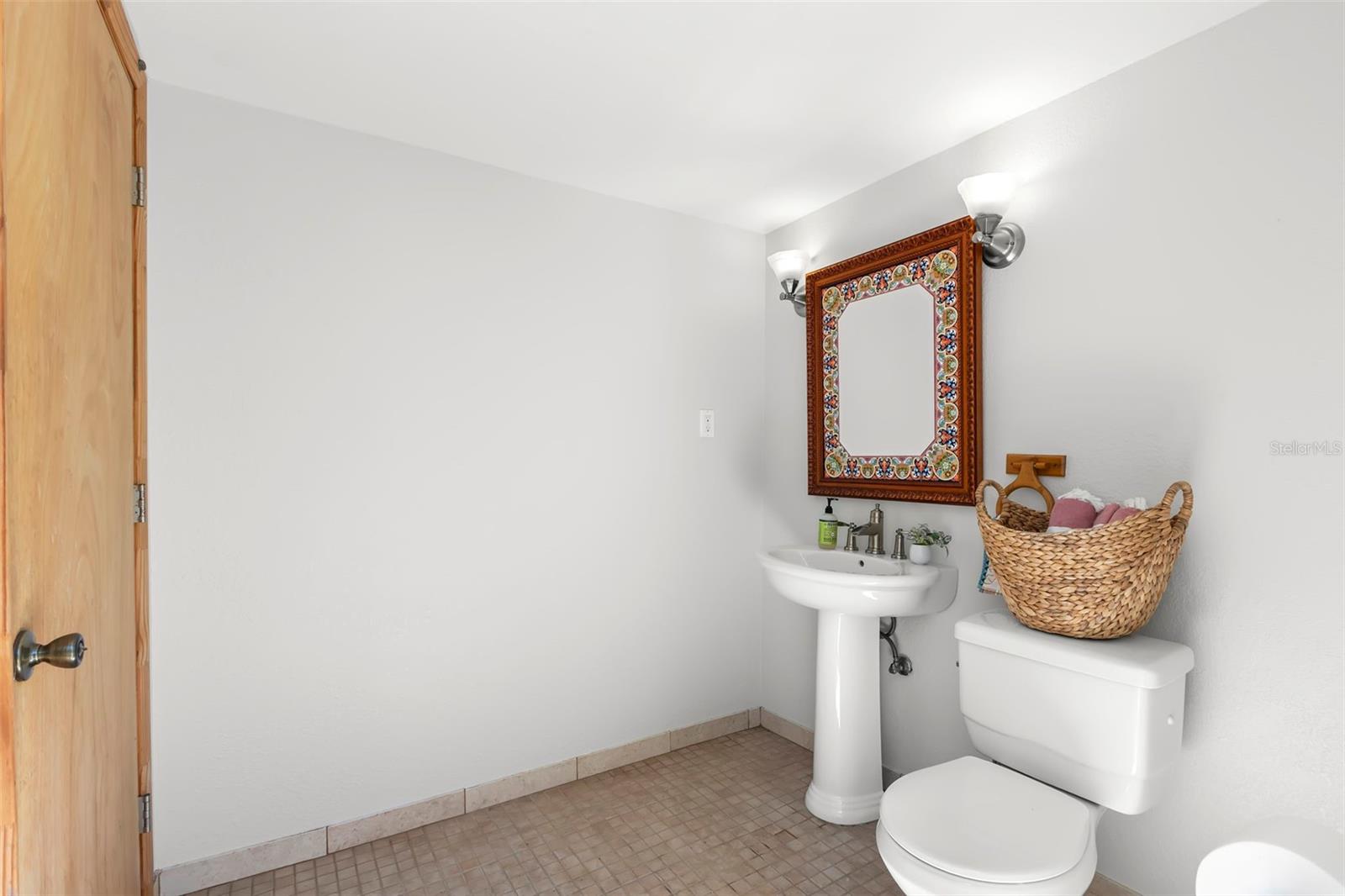 Listing photo id 29 for 230 27th Street N