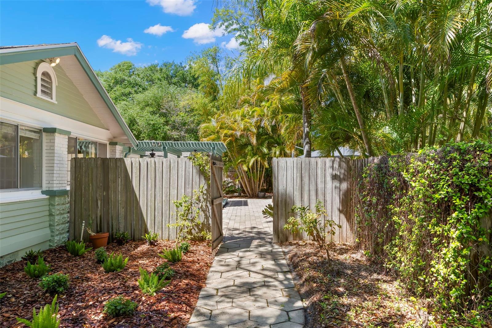 Listing photo id 31 for 230 27th Street N