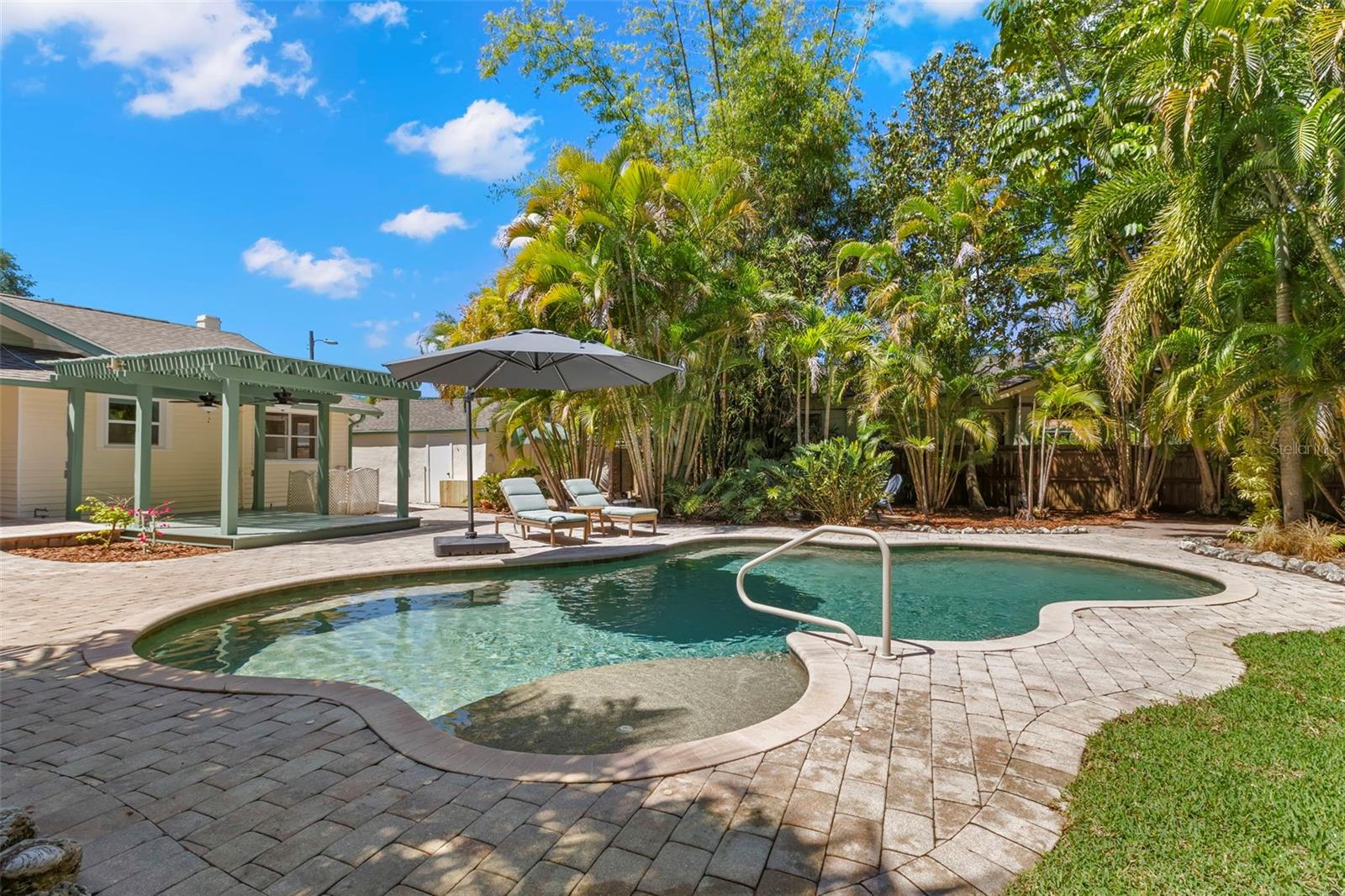 Listing photo id 36 for 230 27th Street N