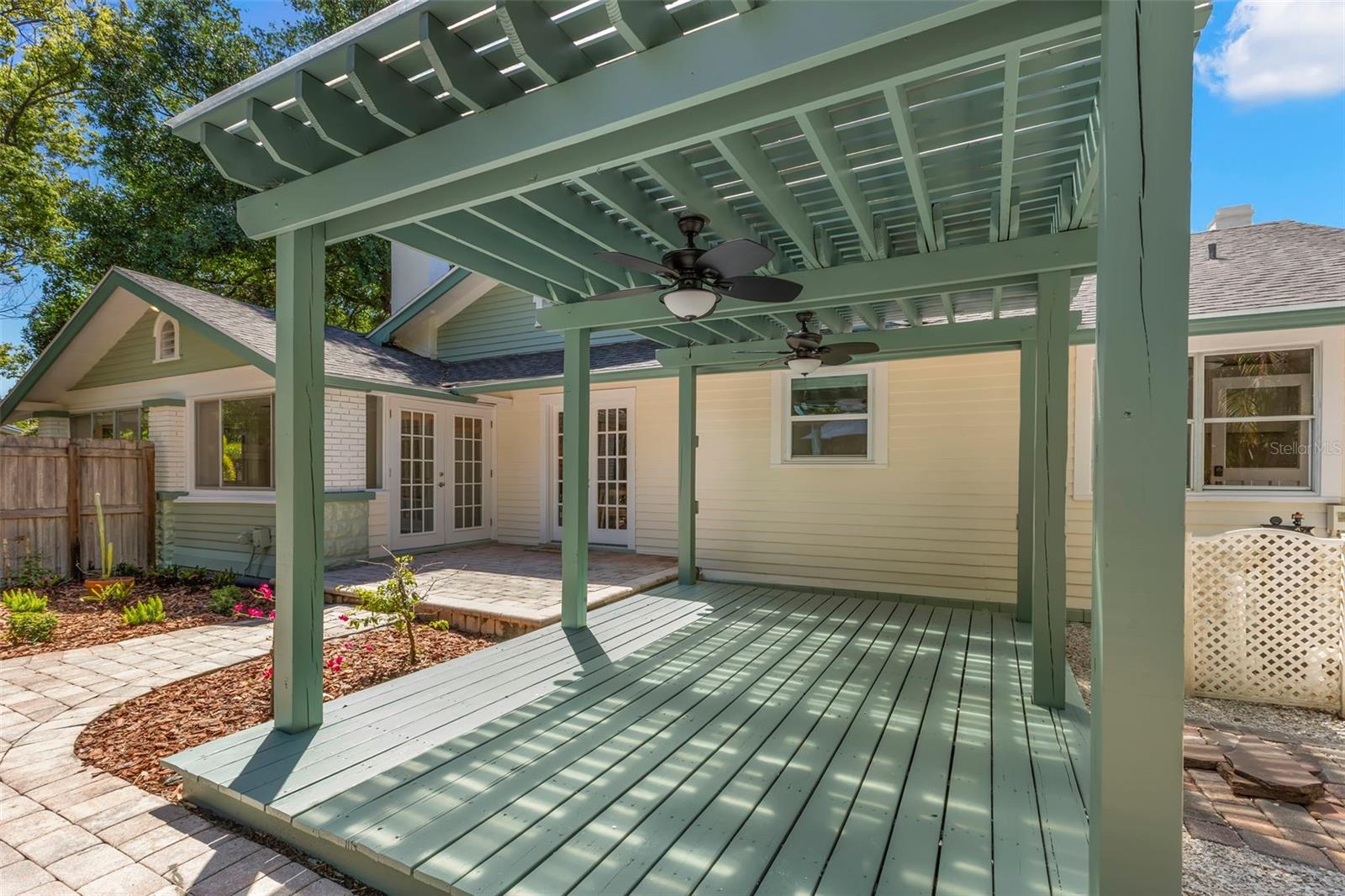 Listing photo id 37 for 230 27th Street N