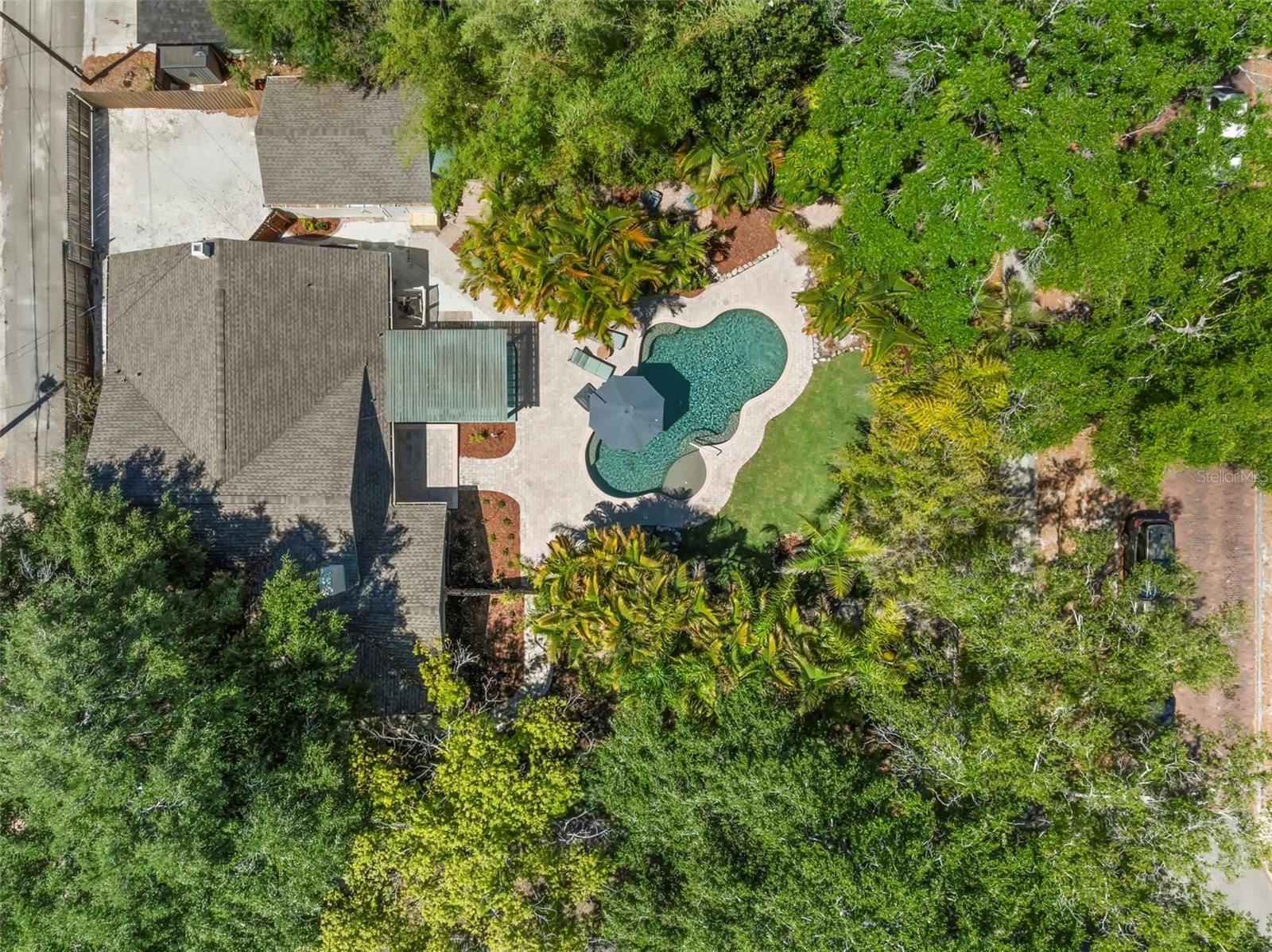 Listing photo id 42 for 230 27th Street N