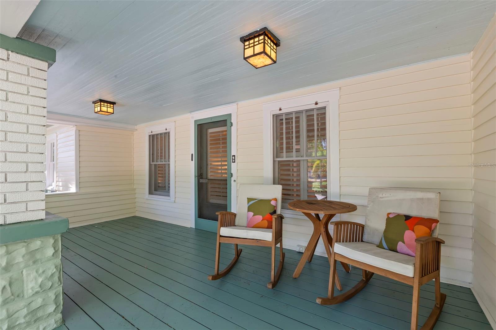 Listing photo id 3 for 230 27th Street N