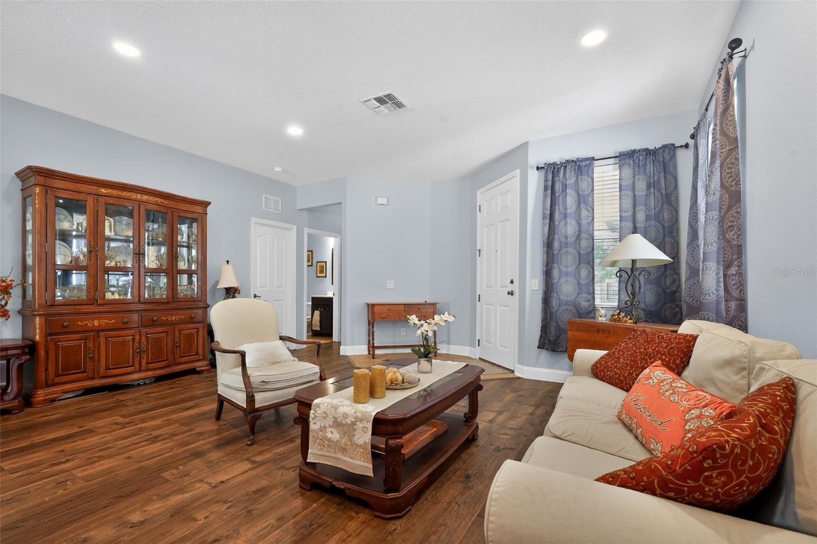 Listing photo id 1 for 17517 Glenapp Drive