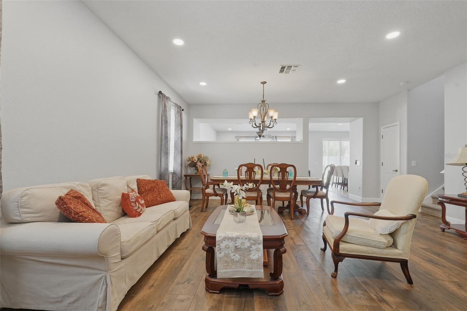 Listing photo id 2 for 17517 Glenapp Drive