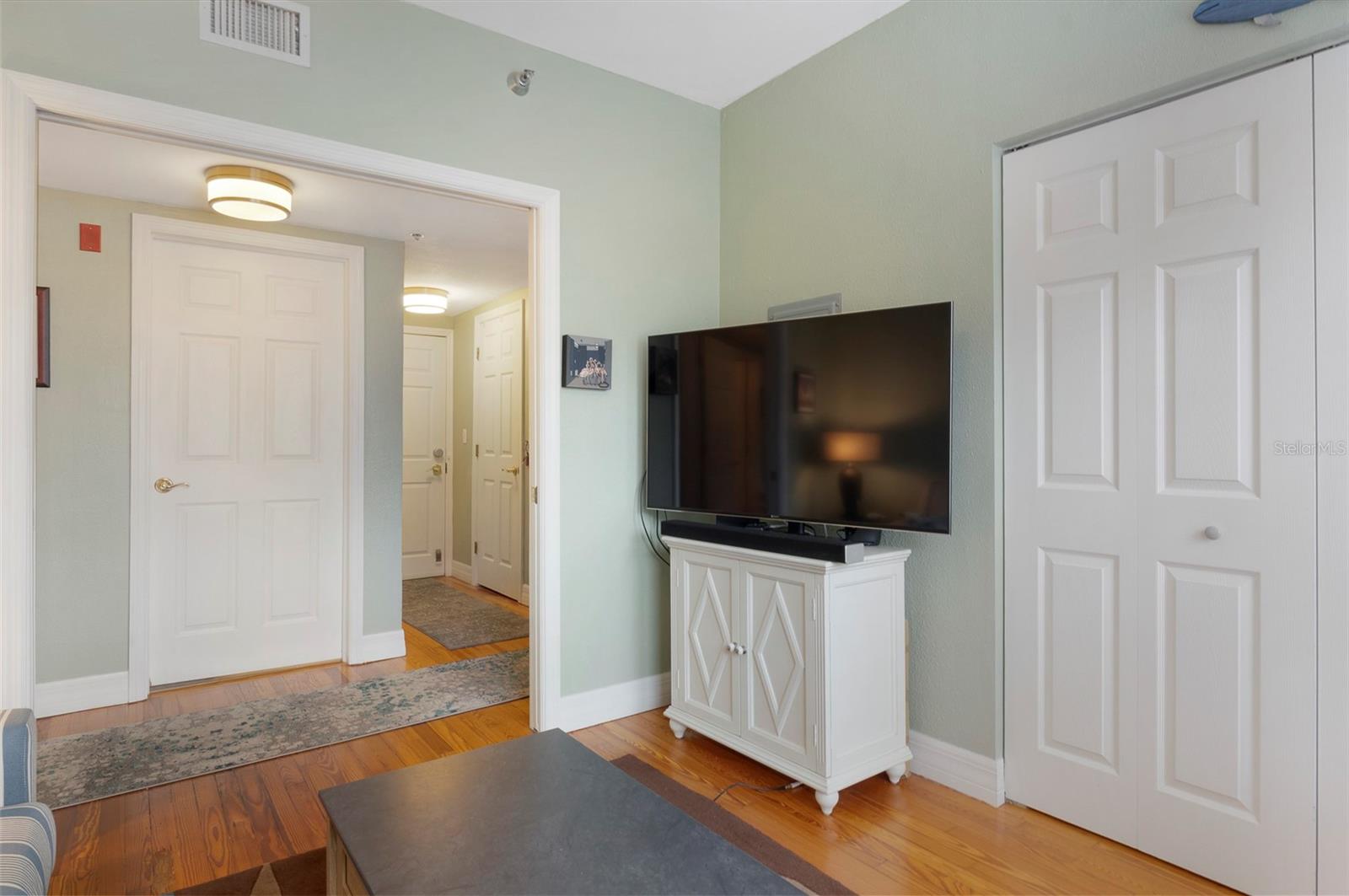 Image 11 of 29 For 219 4th Avenue N 202