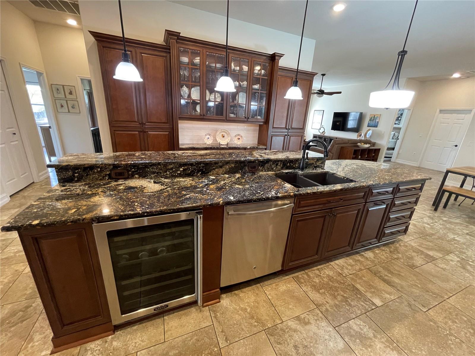 Listing photo id 9 for 2366 Anthony Avenue