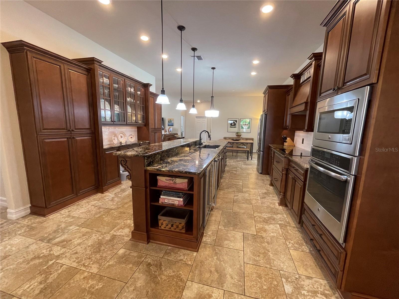 Listing photo id 10 for 2366 Anthony Avenue