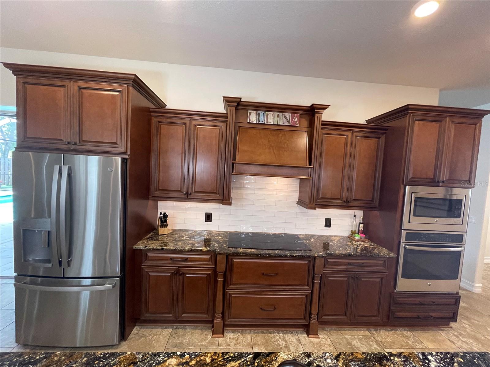 Listing photo id 11 for 2366 Anthony Avenue