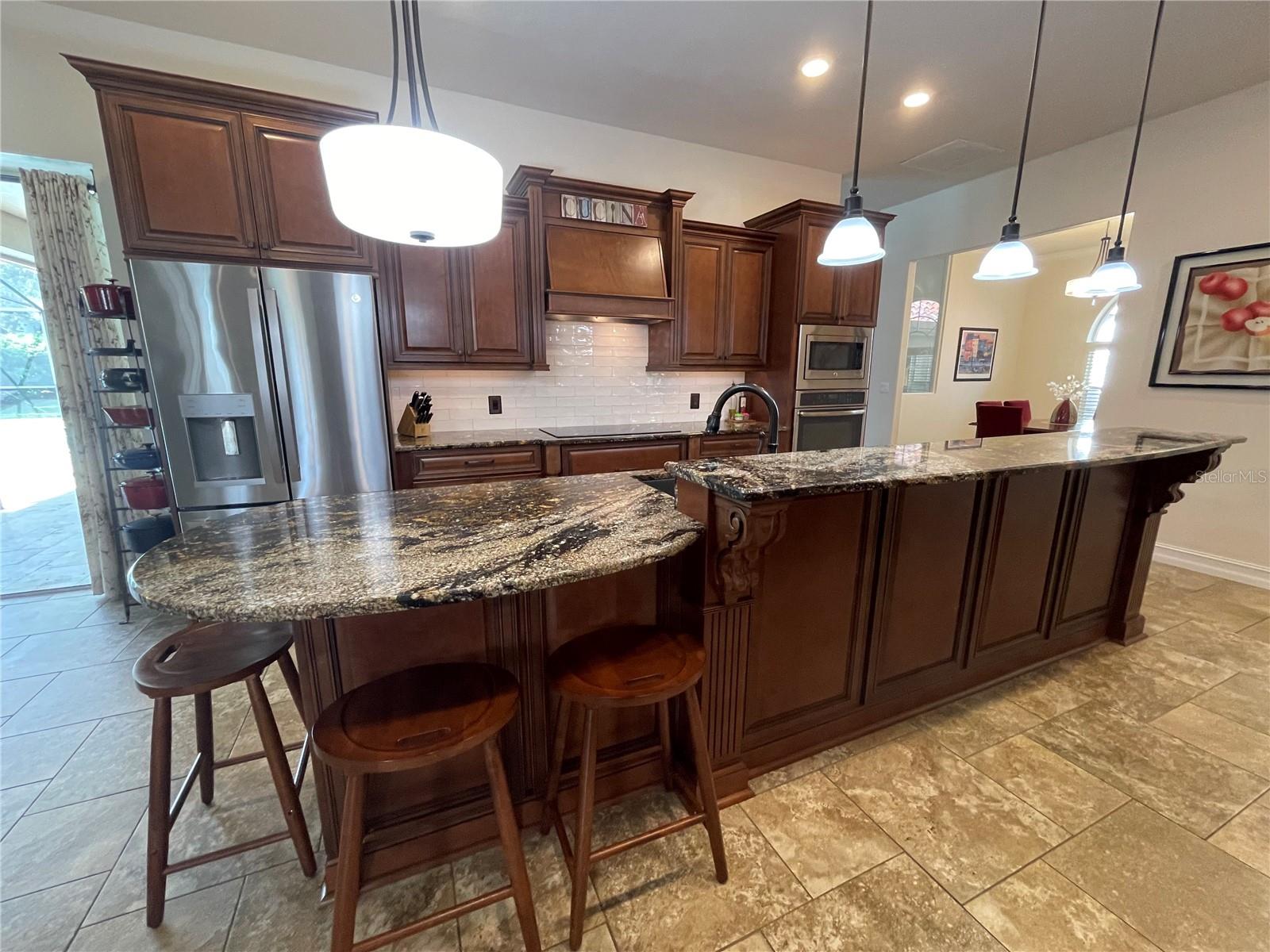 Listing photo id 12 for 2366 Anthony Avenue