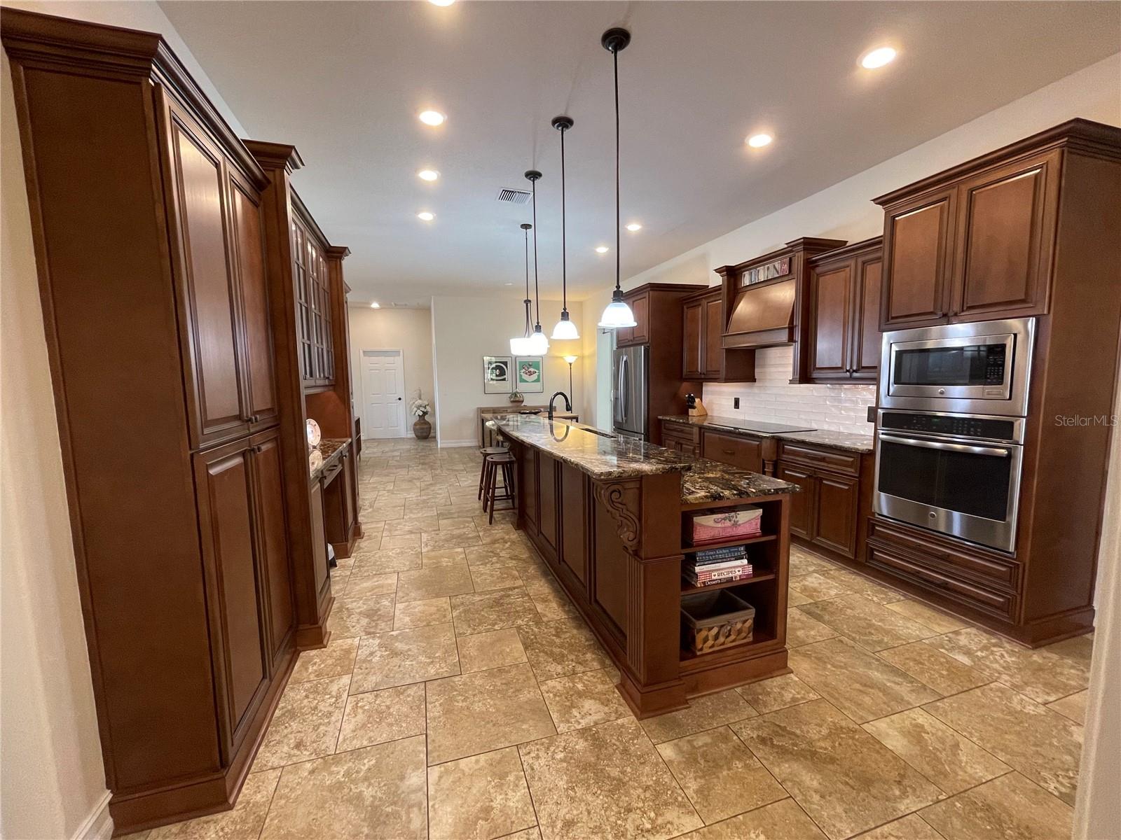 Listing photo id 13 for 2366 Anthony Avenue