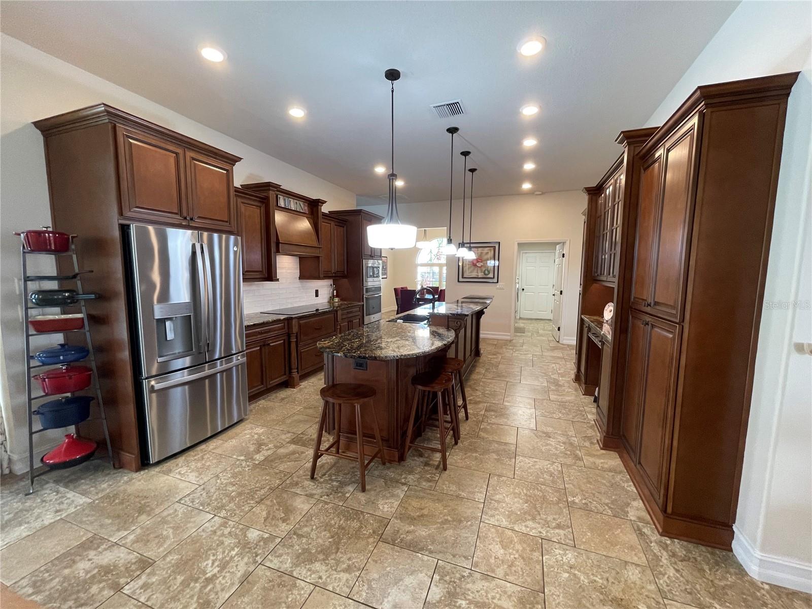 Listing photo id 14 for 2366 Anthony Avenue