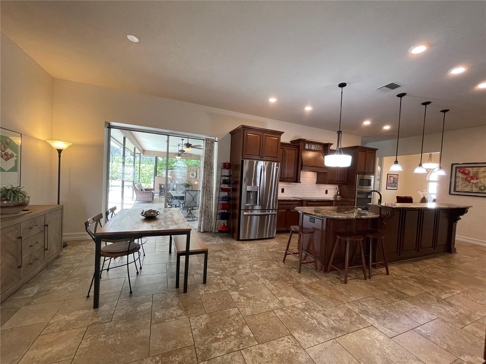 Listing photo id 15 for 2366 Anthony Avenue