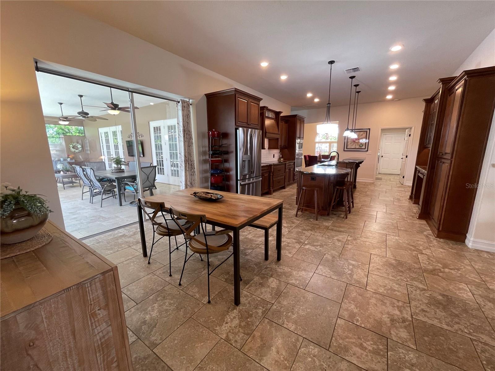 Listing photo id 17 for 2366 Anthony Avenue