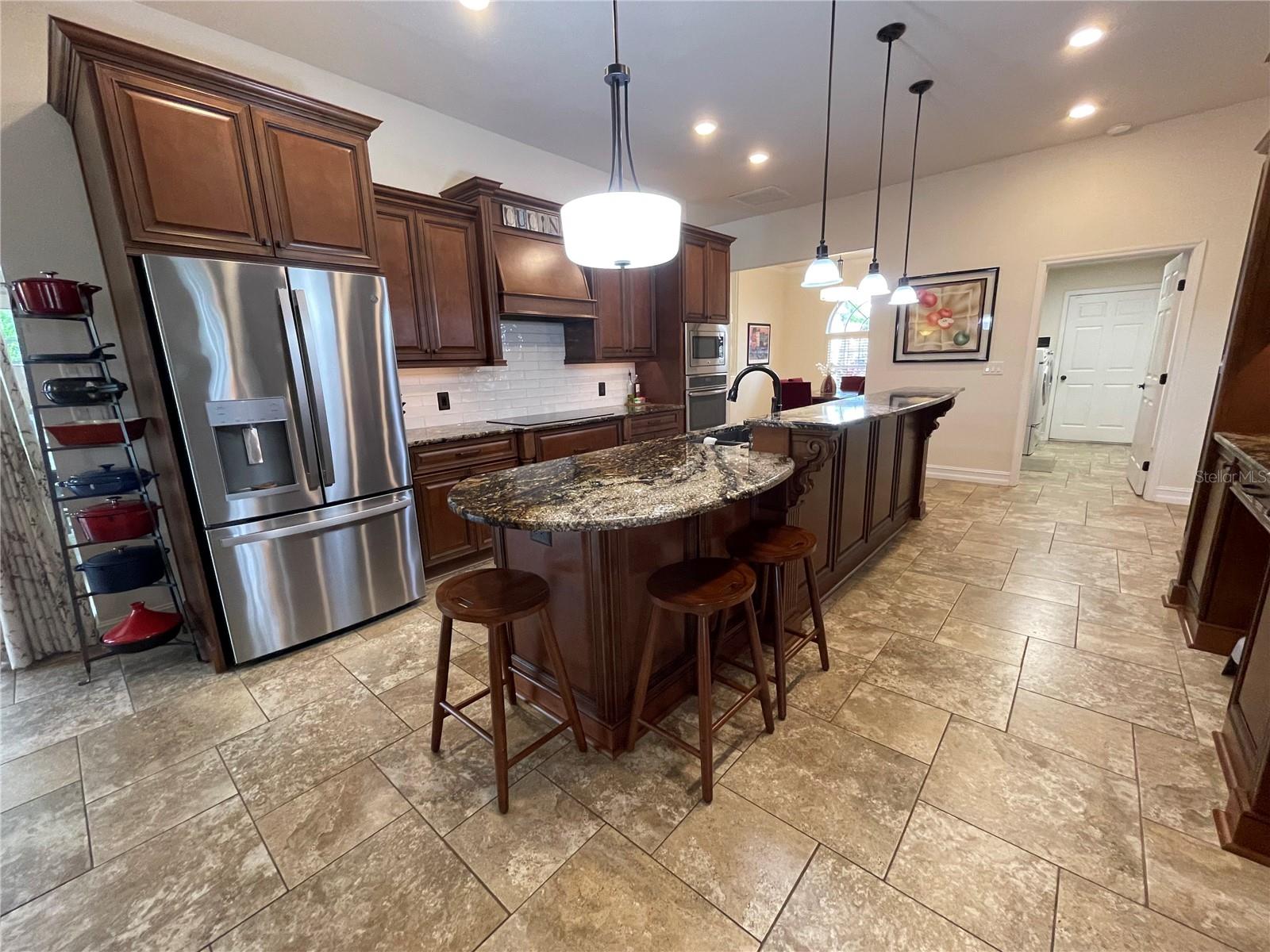 Listing photo id 18 for 2366 Anthony Avenue