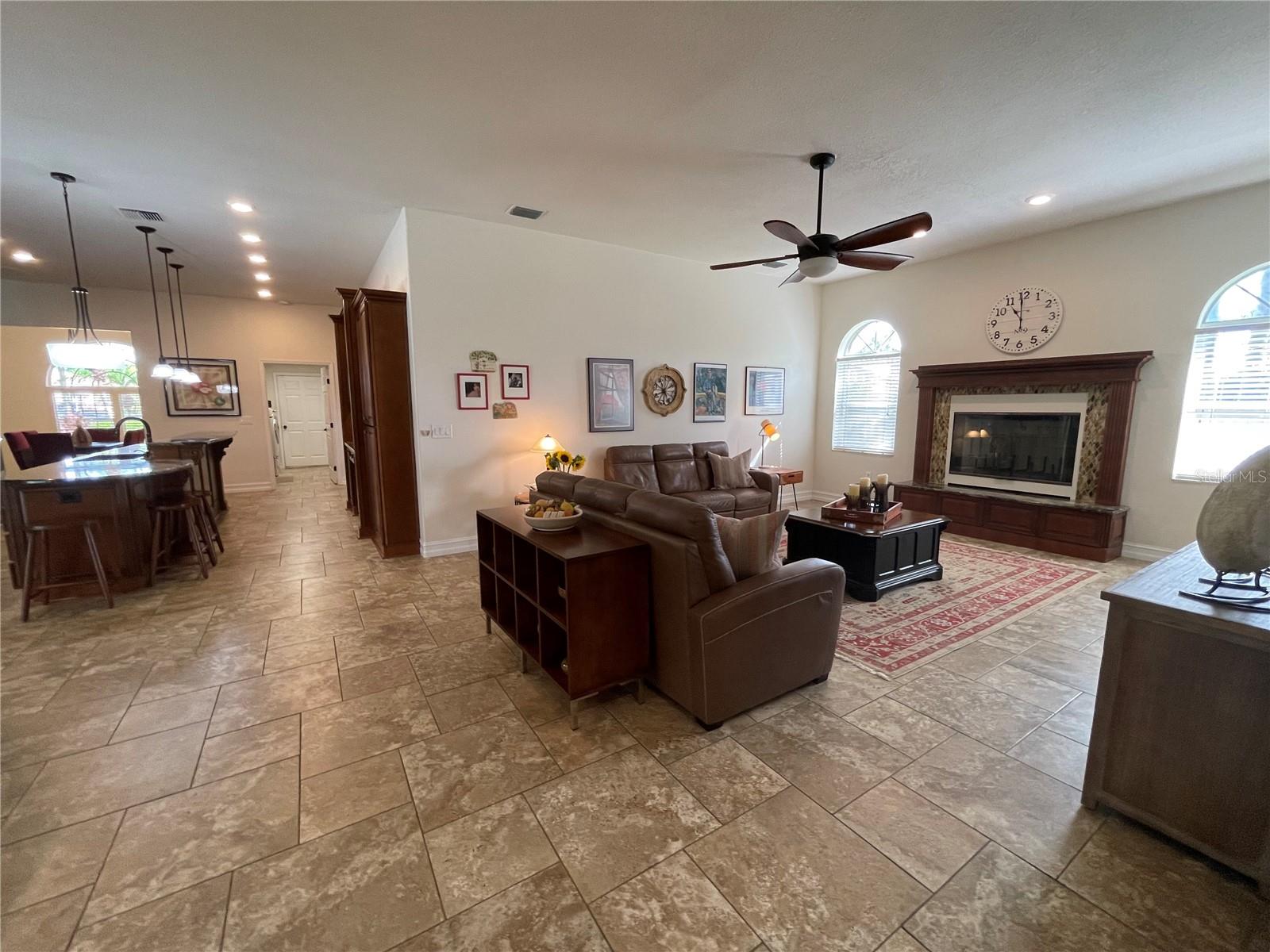 Listing photo id 19 for 2366 Anthony Avenue