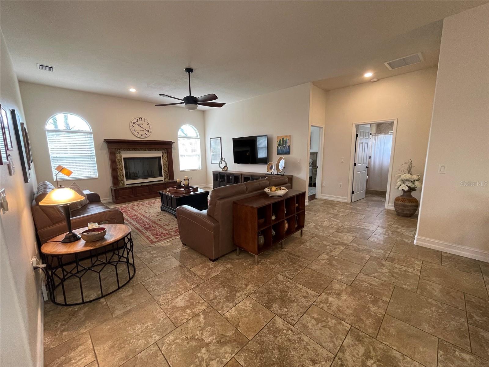 Listing photo id 20 for 2366 Anthony Avenue