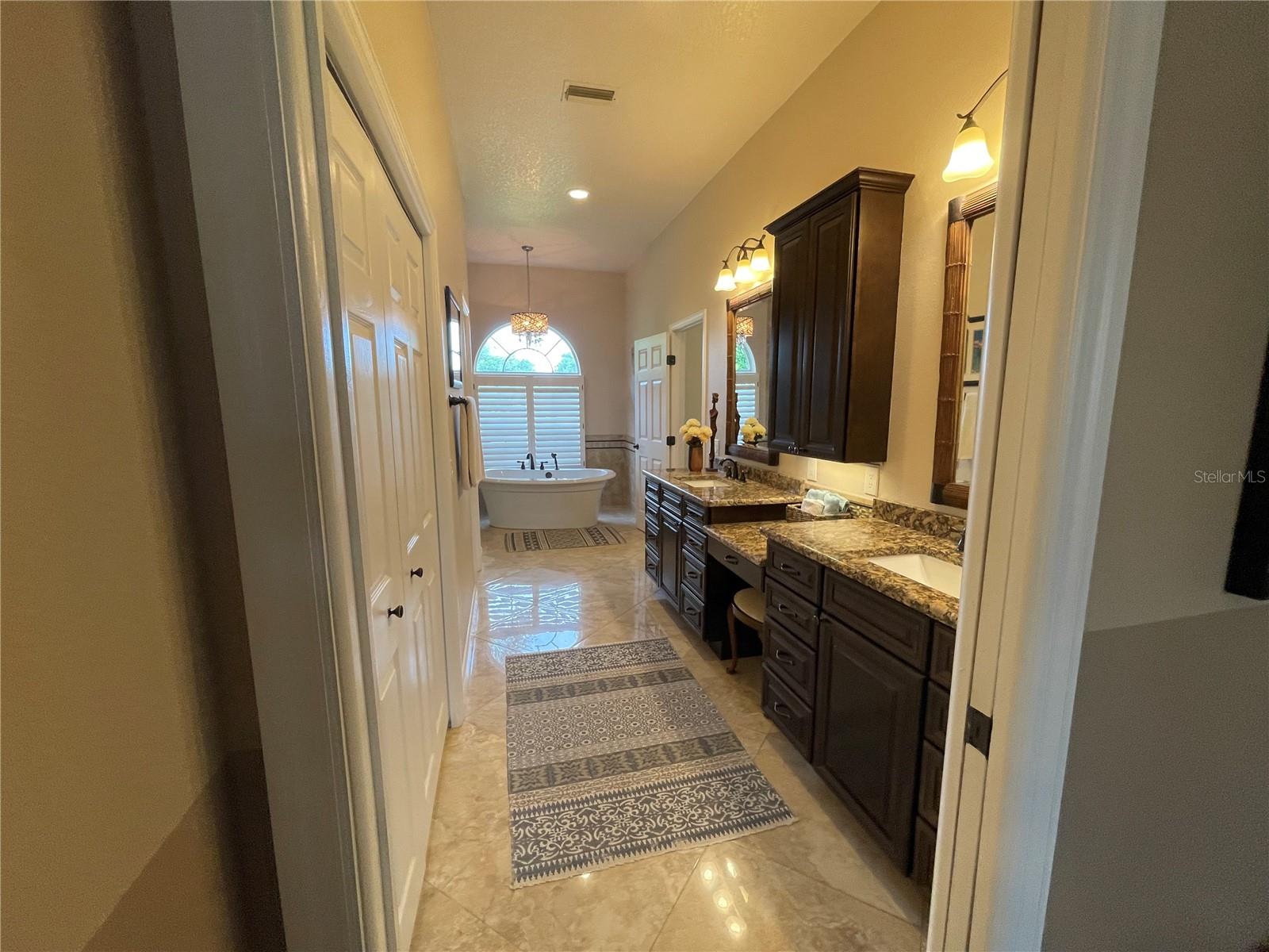 Listing photo id 41 for 2366 Anthony Avenue