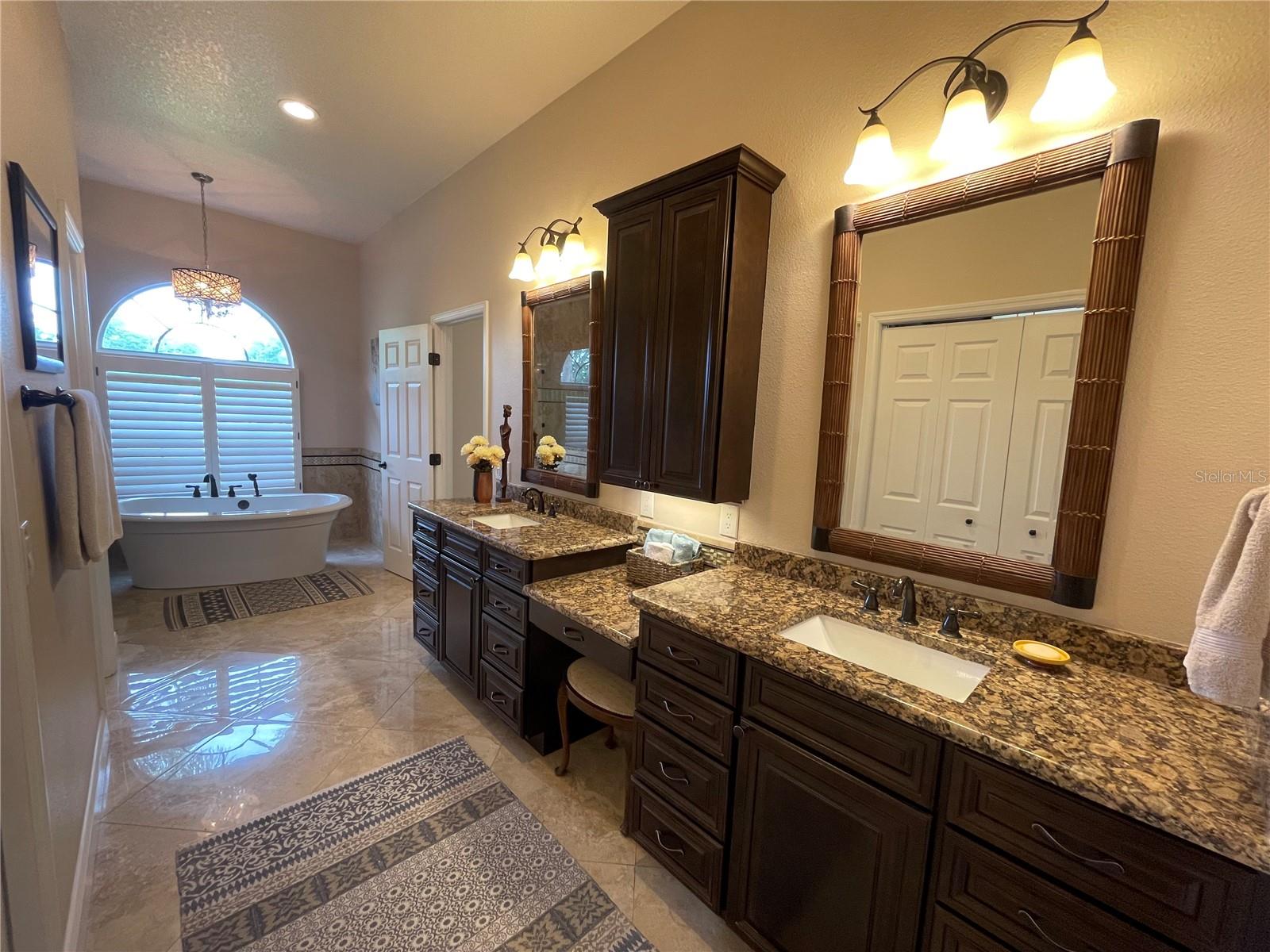 Listing photo id 42 for 2366 Anthony Avenue