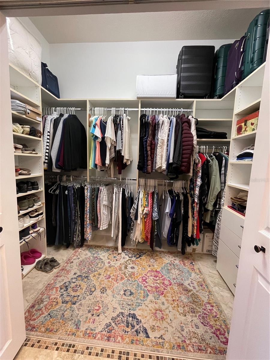 Listing photo id 44 for 2366 Anthony Avenue