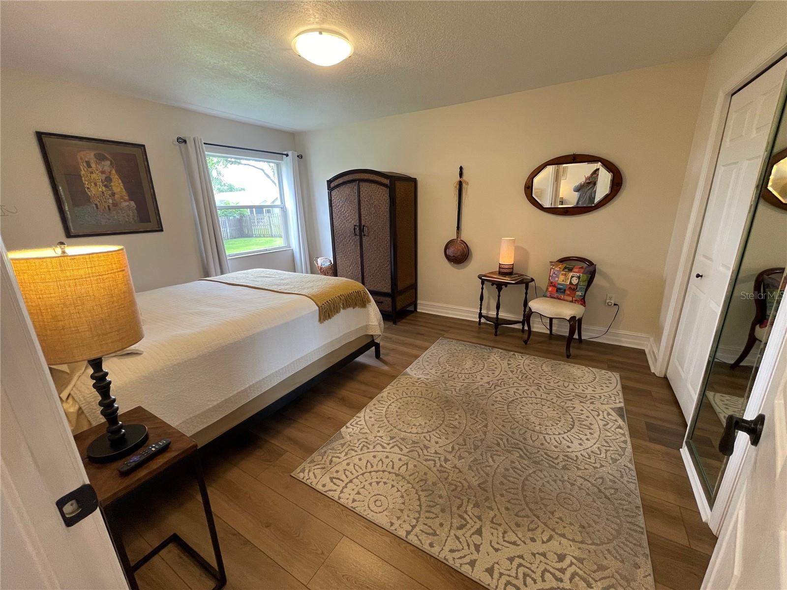 Listing photo id 48 for 2366 Anthony Avenue