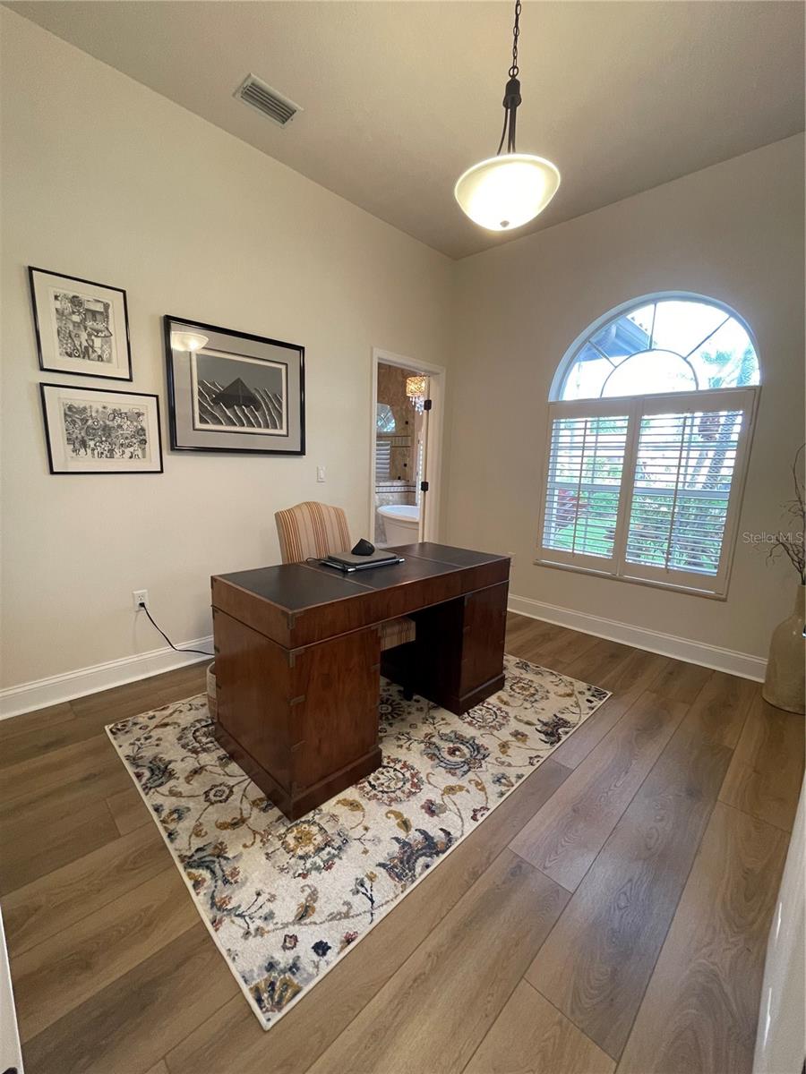 Listing photo id 55 for 2366 Anthony Avenue