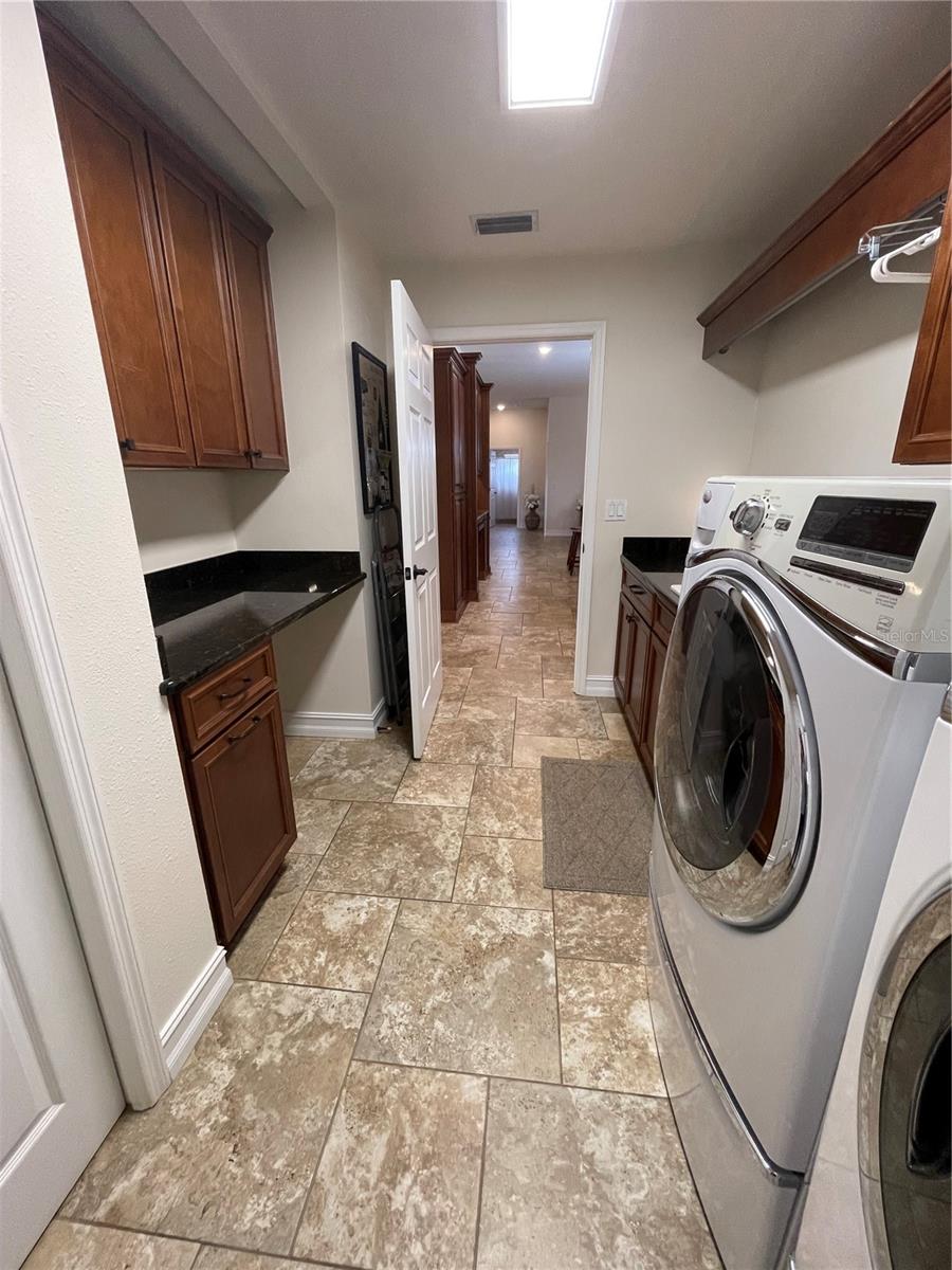 Listing photo id 57 for 2366 Anthony Avenue