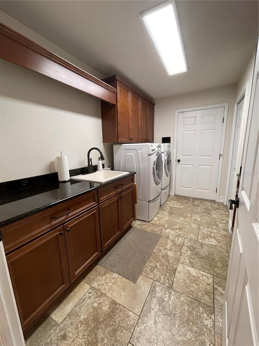 Listing photo id 58 for 2366 Anthony Avenue