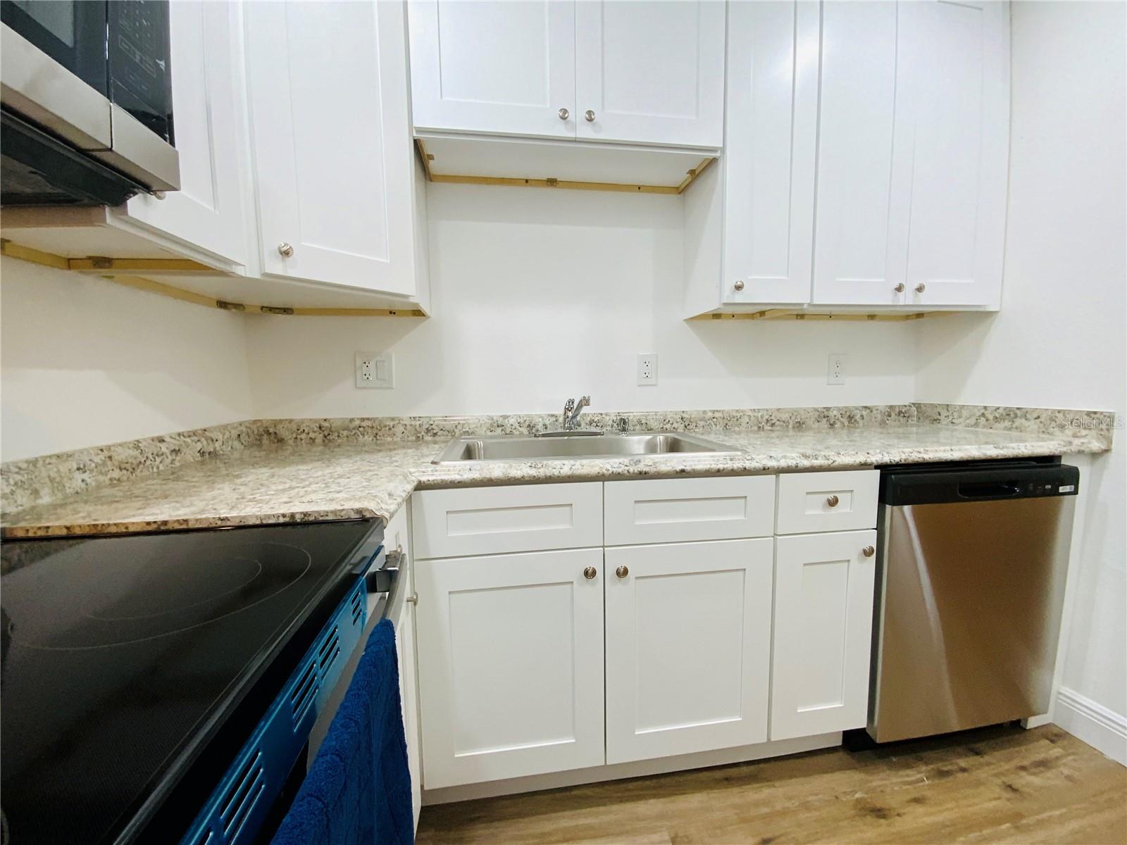 Image 7 of 12 For 305 Wellington Court 62