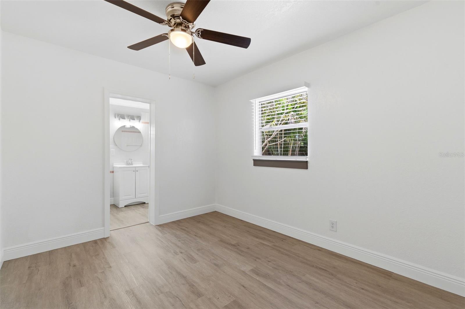 Listing photo id 16 for 7211 32nd Avenue N