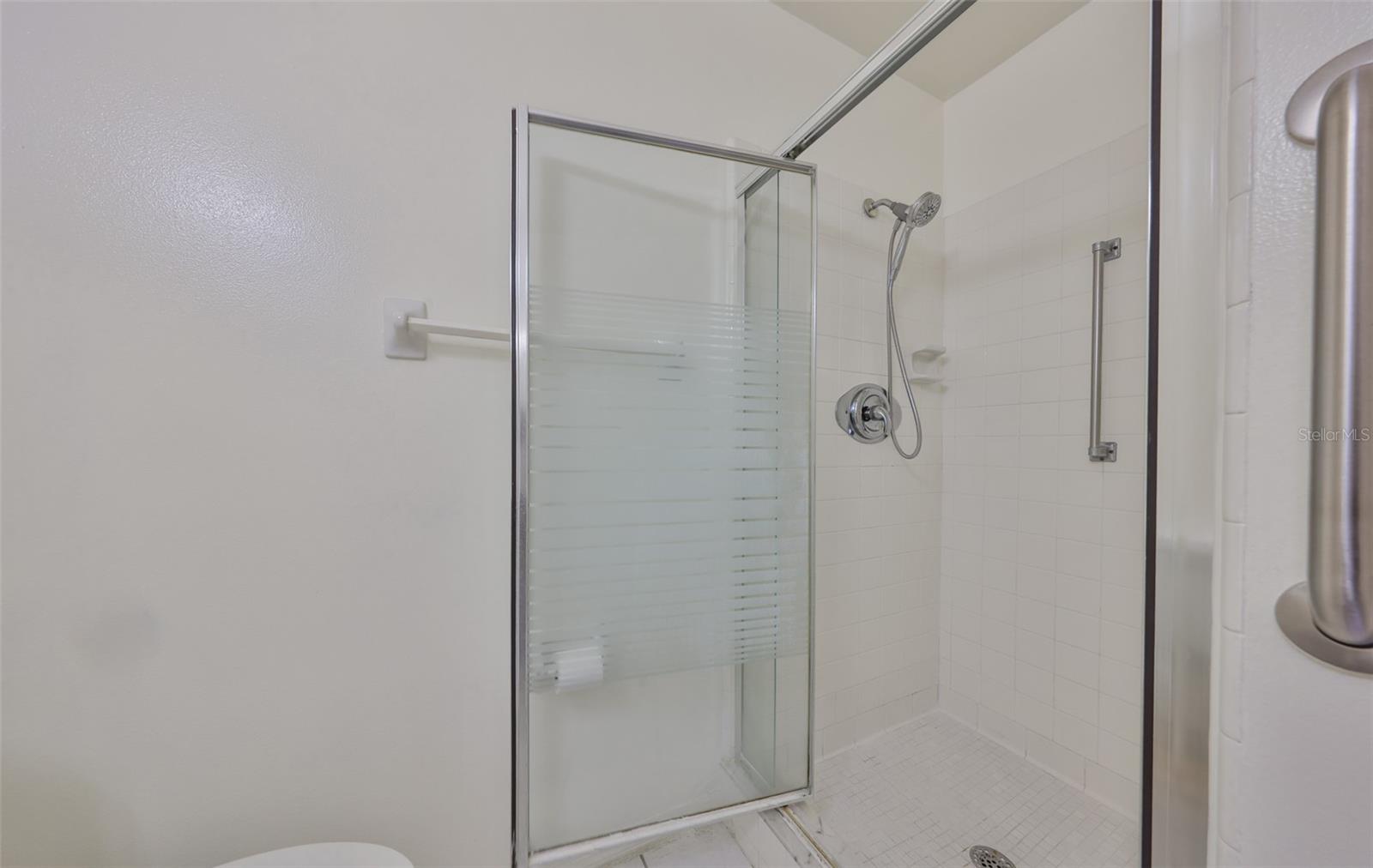 Image 11 of 13 For 431 Gloucester Boulevard 87